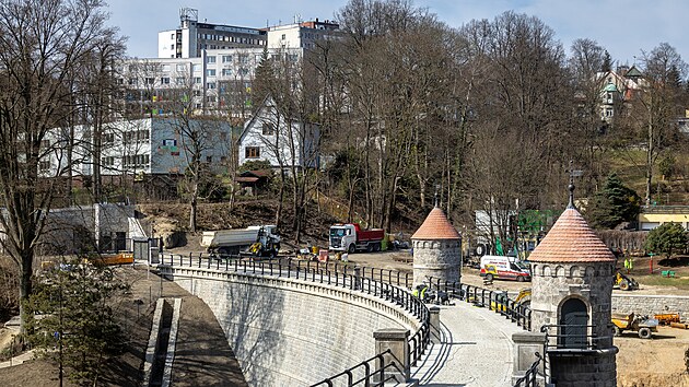 Velk� oprava libereck� p�ehrady za�ala v l�t� 2022 a nyn� kon��. N�dr� za�nou op�t napou�t�t.