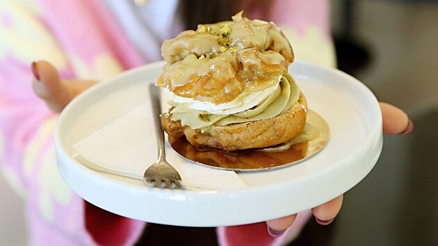 Zuzana Mad�rov� na autogrami�d� v Liberci, na kter� se pod�valo ob�erstven� inspirovan� obl�ben�mi chut�mi olympijsk� v�t�zky. (1. dubna 2026