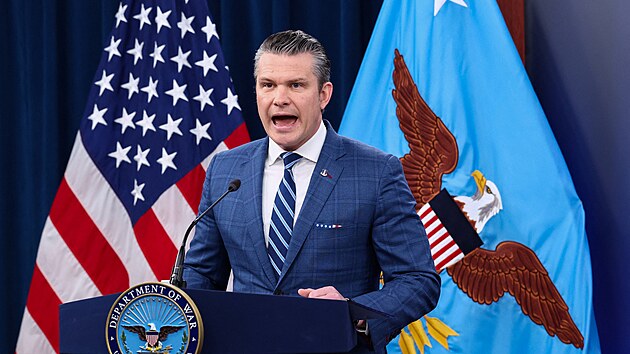 Americk� ministr obrany Pete Hegseth na tiskov� konferenci v Pentagonu. (8. dubna 2026)
