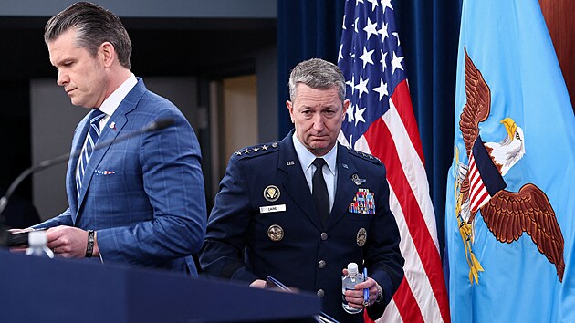 Americk� ministr obrany Pete Hegseth a gener�l Dan Caine na tiskov� konferenci v Pentagonu. (8. dubna 2026)