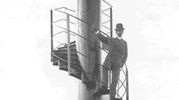 Gustave Eiffel (na horn� ��sti schodi�t�) a jeho nevlastn� syn a kolega v roce 1889 na prohl�dce dnes ji� legend�rn� pam�tky.