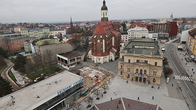 Pohled z radni�n� v�e, tzv. Hl�sky, na Horn� n�m�st� v centru Opavy po zbour�n� ��sti Slezanky. (1. dubna 2026)