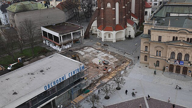 Pohled z radni�n� v�e, tzv. Hl�sky, na uvoln�n� roh Horn�ho n�m�st� v centru Opavy po zbour�n� ��sti Slezanky. (1. dubna 2026)