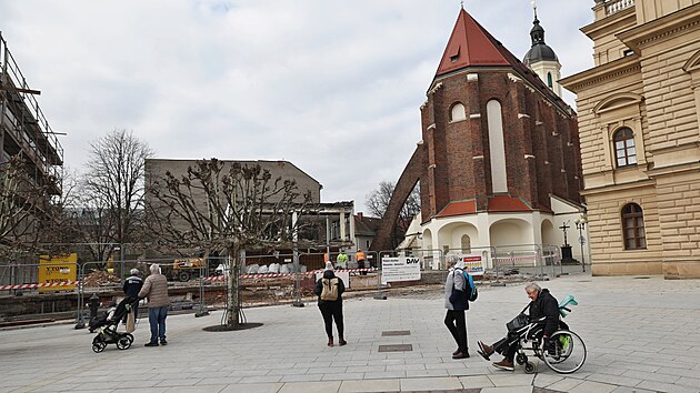 Po zbour�n� ��sti Slezanky se otev�el pohled z Horn�ho n�m�st� na konkatedr�lu a dal�� stavby. Naposledy byl takov� pohled mo�n� po 2. sv�tov� v�lce. (1. dubna 2026)
