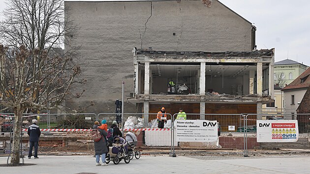 Po zbour�n� ��sti Slezanky se otev�el pohled z Horn�ho n�m�st� na konkatedr�lu a dal�� stavby. Naposledy byl takov� pohled mo�n� po 2. sv�tov� v�lce. (1. dubna 2026)