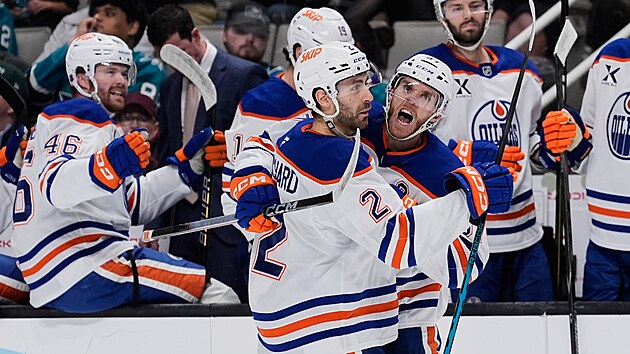 Connor McDavid (vpravo) slav� se spoluhr��em Evanem Bouchardem branku.