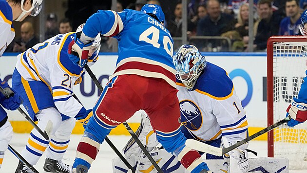 Brank�� Ukko-Pekka Luukkonen st�e�� branku p�ed dor�ej�c�m Jaroslavem Chmela�em.