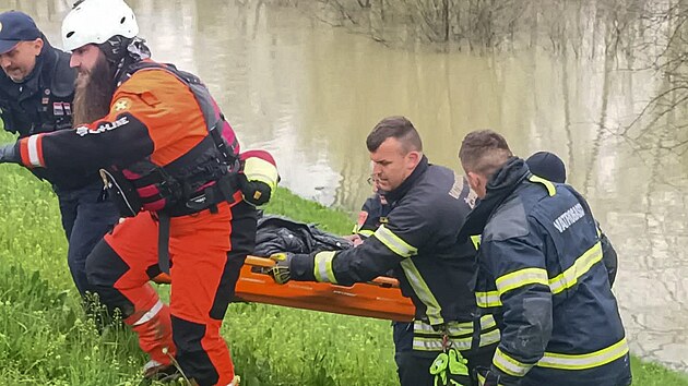 V bažinách na hranici Bosny uvázly desítky běženců, Chorvaté rozjeli záchrannou operaci
