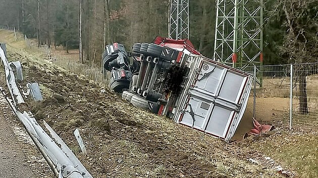 Kamion na d�lnici D3 prorazil svodidla a p�evr�til se na bok. (1. dubna 2026)