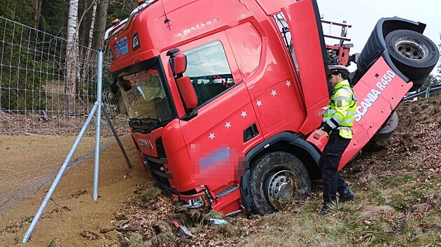 Kamion na d�lnici D3 prorazil svodidla a p�evr�til se na bok. (1. dubna 2026)