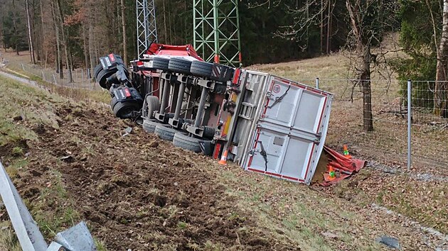 Kamion na d�lnici D3 prorazil svodidla a p�evr�til se na bok. (1. dubna 2026)