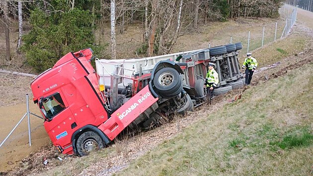 Kamion na d�lnici D3 prorazil svodidla a p�evr�til se na bok. (1. dubna 2026)