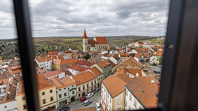 Ve Znojm� se po �ty�let� oprav� znovu otev�ela ve�ejnosti radni�n� v�. Dostupn� bude cel� rok a krom� v�hled� l�k� tak� na novou expozici. (1. dubna 2026)