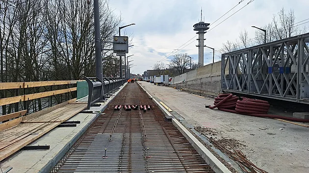 Nedaleko enteria areny v Pardubic�ch kon�� dlouh� oprava mostu Pavla Wonky. Ta za�ala na konci jara 2024 a b�hem n� se kompletn� vym�nila ta�n� lana, kter� most dr�� nad Labem. Nov� povrchy dostanou i chodn�ky a samotn� silnice. (8. dubna 2026)