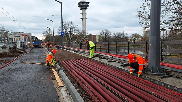 Nedaleko enteria areny v Pardubic�ch kon�� dlouh� oprava mostu Pavla Wonky. Ta za�ala na konci jara 2024 a b�hem n� se kompletn� vym�nila ta�n� lana, kter� most dr�� nad Labem. Nov� povrchy dostanou i chodn�ky a samotn� silnice. (8. dubna 2026)