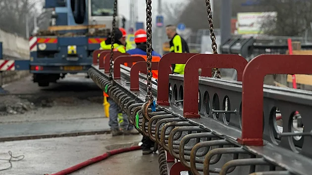 Nedaleko enteria areny v Pardubic�ch kon�� dlouh� oprava mostu Pavla Wonky. Ta za�ala na konci jara 2024 a b�hem n� se kompletn� vym�nila ta�n� lana, kter� most dr�� nad Labem. Nov� povrchy dostanou i chodn�ky a samotn� silnice. (8. dubna 2026)