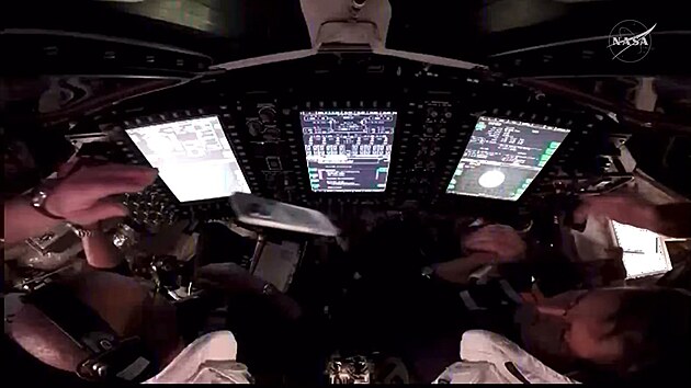 Pos�dka vesm�rn� lodi Orion desetidenn� mise Artemis II si v mikrogravitaci pohodila nejnov�j�� vrcholn� iPhone.