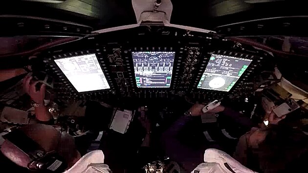 Pos�dka vesm�rn� lodi Orion desetidenn� mise Artemis II si v mikrogravitaci pohodila nejnov�j�� vrcholn� iPhone.