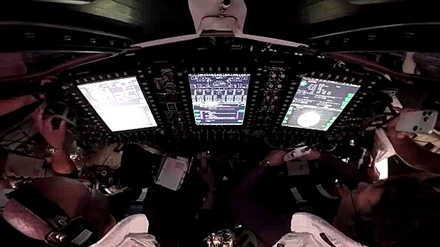 Pos�dka vesm�rn� lodi Orion desetidenn� mise Artemis II si v mikrogravitaci pohodila nejnov�j�� vrcholn� iPhone.