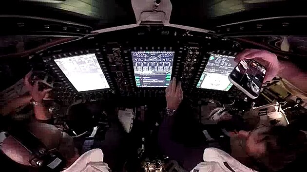 Pos�dka vesm�rn� lodi Orion desetidenn� mise Artemis II si v mikrogravitaci pohodila nejnov�j�� vrcholn� iPhone.