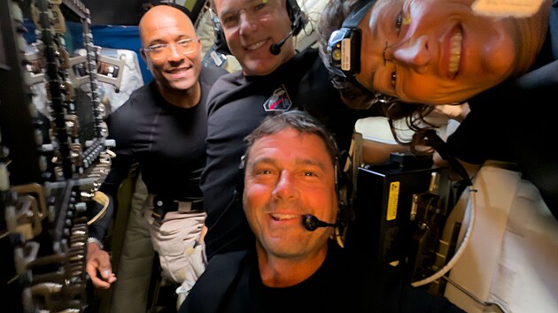 Skupinov� selfie pos�dky (Reid Wiseman, Victor Glover, Christina Kochov� a Jeremy Hansen) mise Artemis II po��zen� iPhonem 17 Pro Max