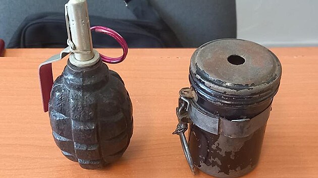 Lid� v r�mci zbra�ov� amnestie odevzdali i gran�ty, kter� ale podle policie neobsahovaly ��dn� v�bu�n� ani z�paln� slo�e. (1. dubna 2026)