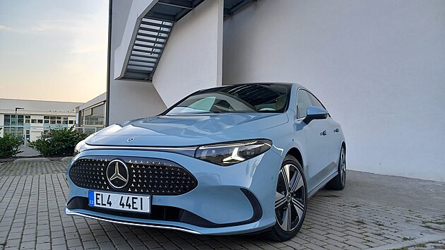 Na prvn� pohled je nov� CLA klasick� mercedes posledn�ch let � obl�, hladk�, a� �m�dlovit��.