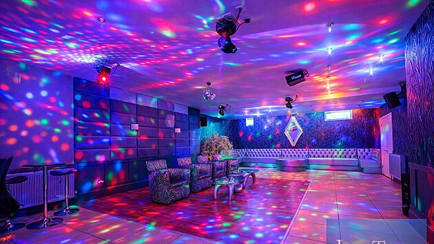 Nabízí kino, hernu, no�ní klub a dokonce i unikátní prostor pro show s pln�...