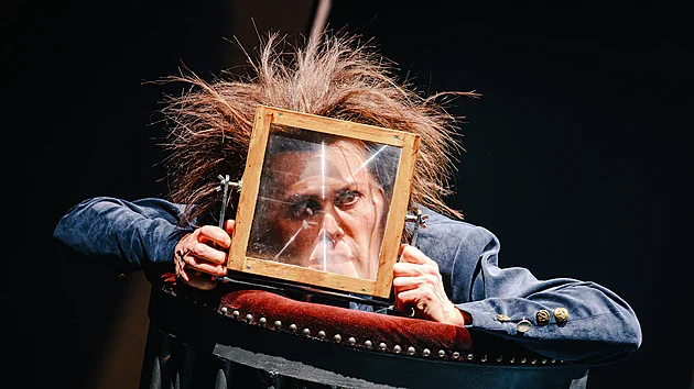 Radim Vizv�ry v p�edstaven� Baron Pr�il, kter� ve Stavovsk�m divadle nazkou�el soubor Laterny magiky. (2. dubna 2026)