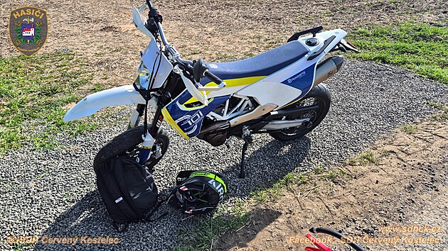 Na N�chodsku havaroval motork�� do stromu. Let�l pro n�j vrtuln�k. (5. dubna 2026)