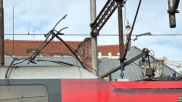 Porucha trak�n�ho veden� zastavila provoz mezi stanicemi Sm�chov a pra�sk�m hlavn�m n�dra��m. (5. dubna 2026)