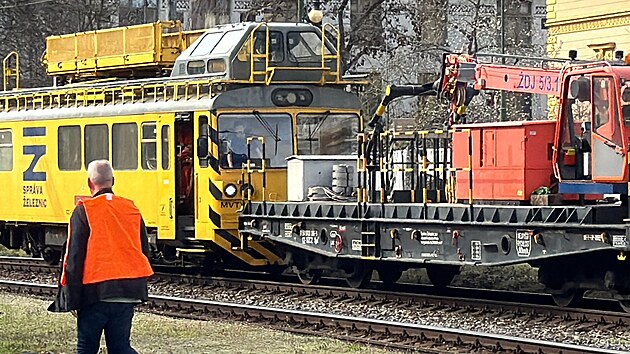 Porucha trak�n�ho veden� zastavila provoz mezi stanicemi Sm�chov a pra�sk�m hlavn�m n�dra��m. (5. dubna 2026)