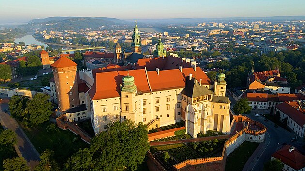 Krom� hradu, jeho� historie sah� do 11. stolet�,
a katedr�ly ze 14. stolet� na Wawelu najdete
i Katedr�ln� muzeum Jana Pavla II., kde jsou
k vid�n� olejomalby, sochy i tapiserie.