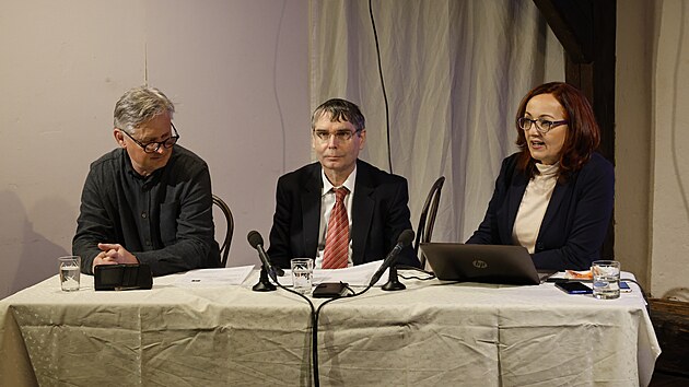 V Brn� byl p�edstaven vznik spolku s n�zvem Odborn� spole�nost lidsk�ch pr�v v biomedic�n�. Jej�mi zakladateli jsou zleva p��rodov�dec a imunolog Karel Drbal, imunolog Vojt�ch Thon a novin��ka Angelika Bazalov�. Nov� platforma je zam��en� na ochranu z�kladn�ch lidsk�ch pr�v a bioetick�ch princip� v medic�n� i v�zkumu. (1. dubna 2026)