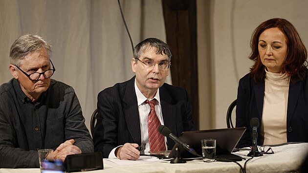 V Brn� byl p�edstaven vznik spolku s n�zvem Odborn� spole�nost lidsk�ch pr�v v biomedic�n�. Jej�mi zakladateli jsou zleva p��rodov�dec a imunolog Karel Drbal, imunolog Vojt�ch Thon a novin��ka Angelika Bazalov�. Nov� platforma je zam��en� na ochranu z�kladn�ch lidsk�ch pr�v a bioetick�ch princip� v medic�n� i v�zkumu. (1. dubna 2026)