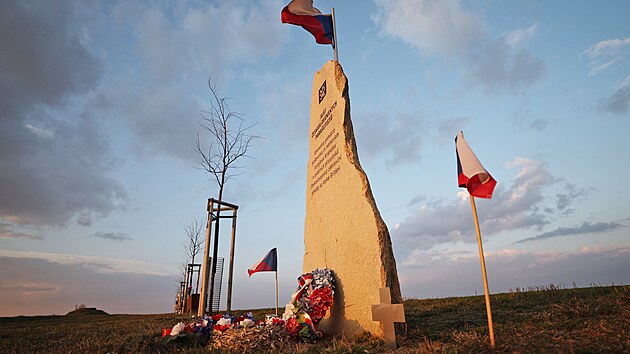 Alej �eskoslovensk�ch para�utist� p�ipom�naj� vedle lip tak� vlajky obou zem�, kde voj�ci p�sobili. Ka�d� ze strom� nese jm�no jednoho konkr�tn�ho hrdiny, kter� byl za v�lky vysazen do protektor�tu.