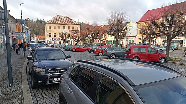 N�kte�� �idi�i v Led�i neb�vaj� p��li� disciplinovan�. A� u� jsou t�eba na n�m�st� v�echna parkovac� m�sta obsazena, nebo ne, klidn� zastav� na chodn�ku �i jinde vozem zablokuj� pr�jezd.