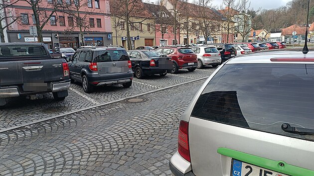 N�kte�� �idi�i v Led�i neb�vaj� p��li� disciplinovan�. A� u� jsou t�eba na n�m�st� v�echna parkovac� m�sta obsazena, nebo ne, klidn� zastav� na chodn�ku �i jinde vozem zablokuj� pr�jezd.