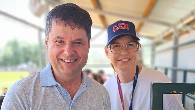 Havl��kobrodsk� m�stostarostka Marie Rothbauerov� s m�stostarostou Liborem Honz�rkem p�i softballov�m utk�n�. Havl��k�v Brod hostil v l�t� 2025 mistrovstv� Evropy mu��.