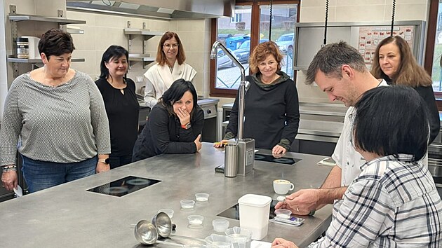 Workshop vedouc�ch �koln�ch j�delen. I na n�j se m�stostarostka Marie Rothbauerov� (v pozad� uprost�ed) pod�vala.