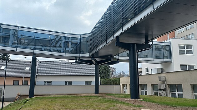 Pardubick� nemocnice p�edstavila nov� nadzemn� koridor, kter� spojuje t�i pavilony. (31. b�ezna 2026)