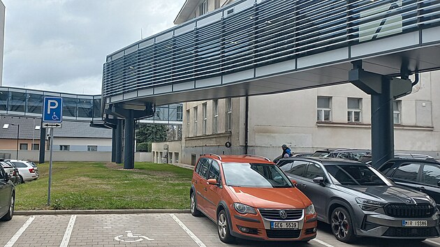 Pardubick� nemocnice p�edstavila nov� nadzemn� koridor, kter� spojuje t�i pavilony. (31. b�ezna 2026)
