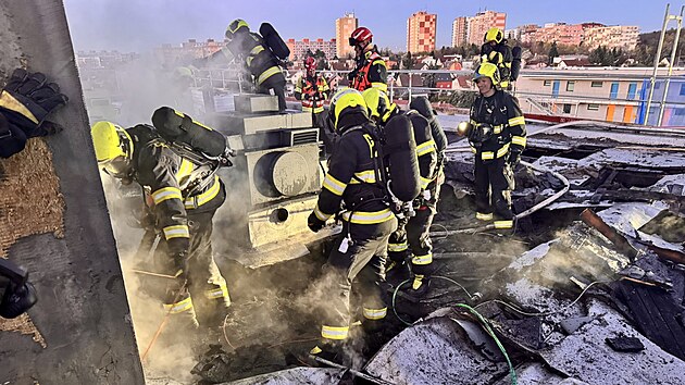 Hasi�i likviduj� po��r st�echy na s�dle ��adu M�stsk� ��sti Prahy 15 v Horn�ch M�cholupech. (8. dubna 2026)