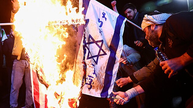 �r�n�t� provl�dn� demonstranti v Teher�nu p�l� americk� a izraelsk� vlajky po ozn�men� dvout�denn�ho p��m��� ve v�lce se Spojen�mi st�ty a Izraelem. (8. dubna 2026)