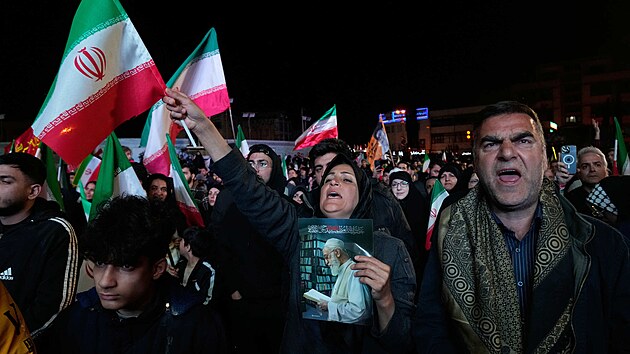 Lid� se shroma��uj� v Teher�nu v �r�nu po ozn�men� dvout�denn�ho p��m��� v �r�nsk� v�lce. (8. dubna 2026)