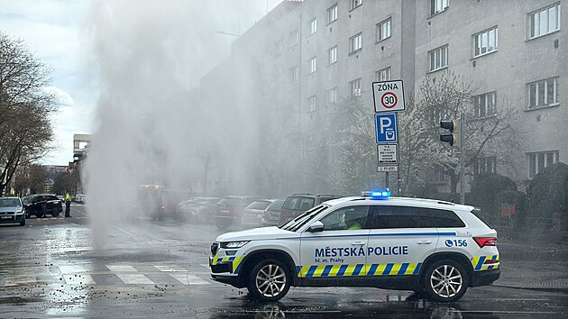 Policie zasahuje u hav�rie vody v pra�sk�ch Hole�ovic�ch. (5. dubna 2026)