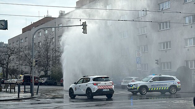 Policie zasahuje u hav�rie vody v pra�sk�ch Hole�ovic�ch. (5. dubna 2026)