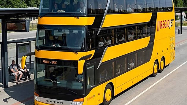 Kdy� vy jedno patro, tak mi je�t� o jedno v��! Firma RegioJet nejsp� reaguje na n�pad pra�sk�ho dopravn�ho podniku a chce
sv�m autobus�m p�idat je�t� jedno patro. Probl�m nebude u most�, autobusy budou vybaveny speci�ln�m hydraulick�m podvozkem, kter� autobus p�ed ka�d�m mostem p�ikr��.