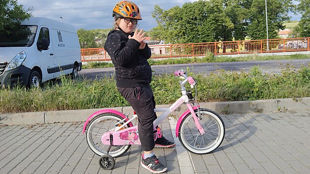 Dev�tilet� Ani�ka r�da jezd� na odr�edle a h�z� si s m��em. Aby ne, kdy� jsou jej� dva br�kov� fotbalist�. Doma si Ani�ka hraje s panenkami a kostkami. Je velmi spole�ensk�, ale �e� je pro ni po��d velk�m o��kem. (1. dubna 2026)