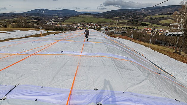 V Ly�a�sk�m are�lu Mlad� Buky uchov�vaj� sn�h p�es l�to. (26. b�ezna 2026)